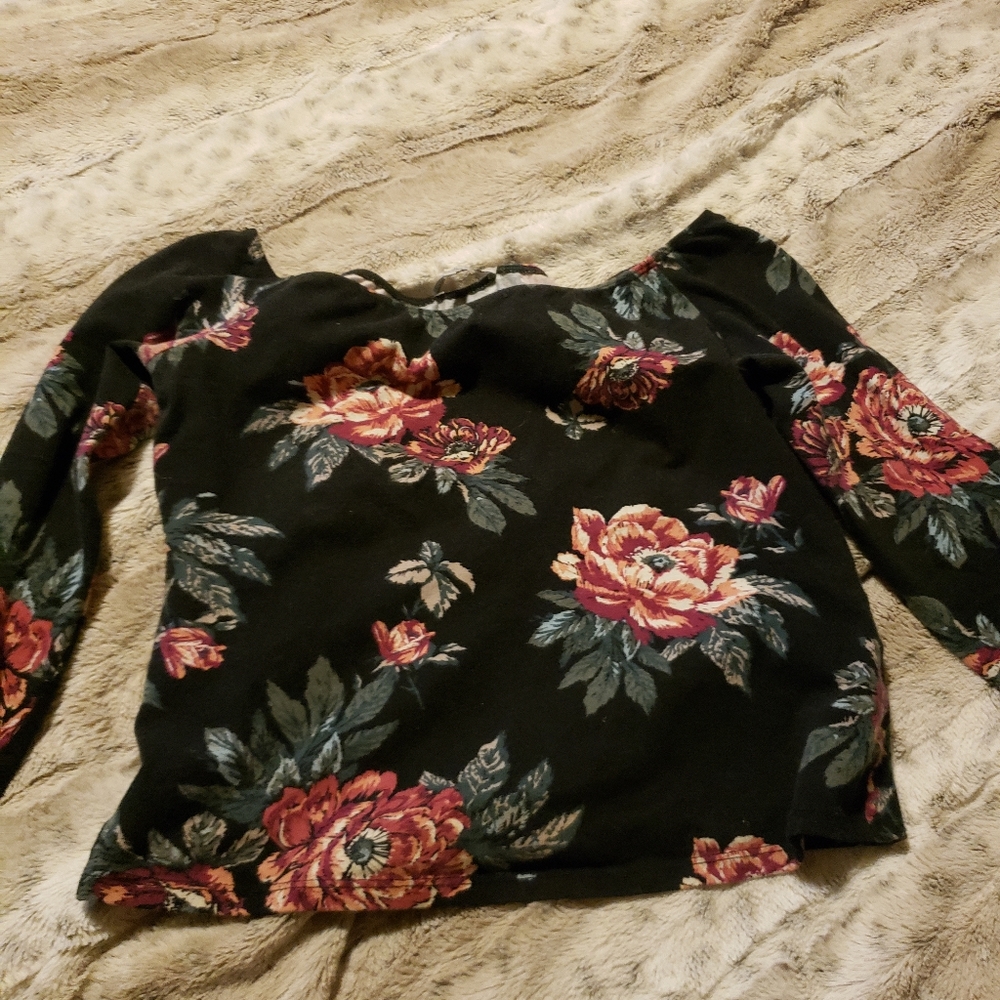 Black floral open shoulder crop top